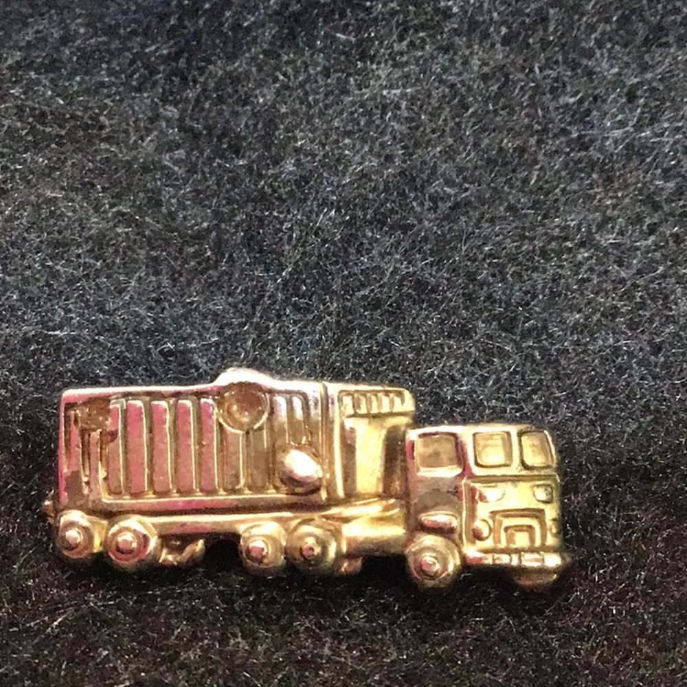 18 wheeler truck hat pin or tie tack